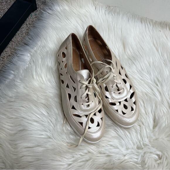 Aquatalia Abilene Pearlized Metallic Cut Out Leather Sneakers Size 7 - Picture 2 of 8